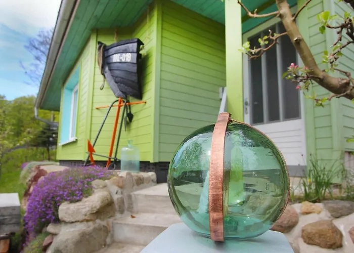 F-1083 Haus Having *